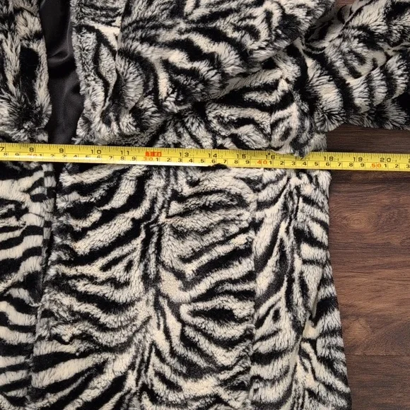 Alice + Olivia Black and White Faux Fur Jacket - Picture 5 of 6